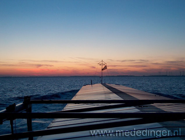 Zonsondergang tijdens het varen aan boord van het motorschip Mededinger
